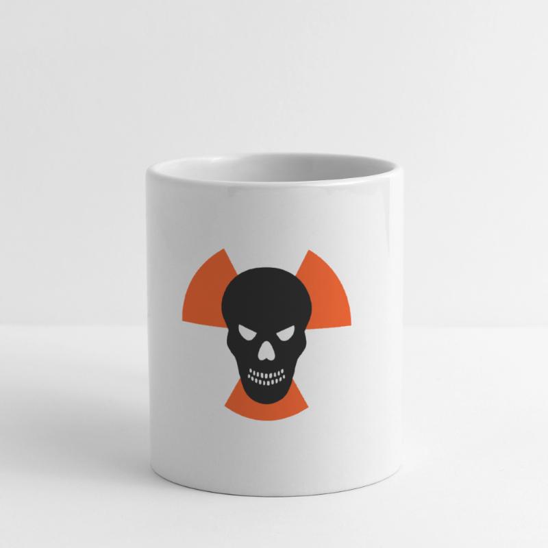 Schädel mit bösem Blick vor Strahlenwarnzeichen Tasse