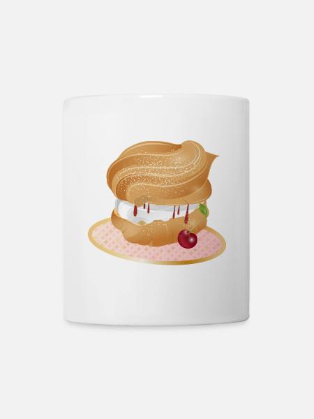 Mit Sahne und Kirsche gefüllter Windbeutel - Tasse - Weiß