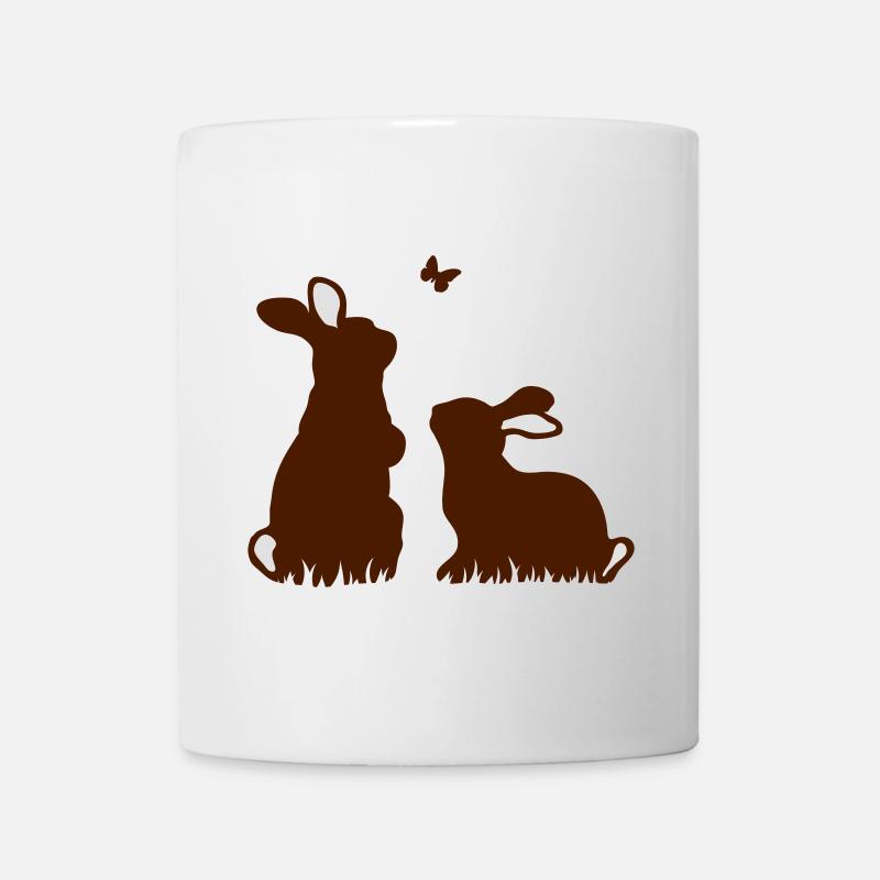 Zwei Hasen beobachten einen Schmetterling - Tasse - Weiß