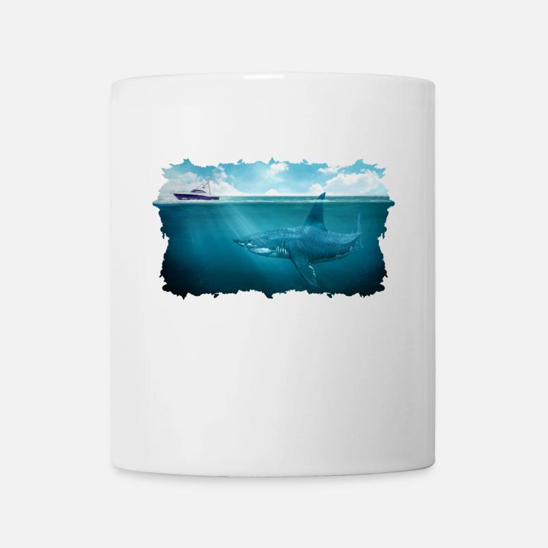 Great White Shark Below Boat Under Water Megalodon - Tasse - Weiß