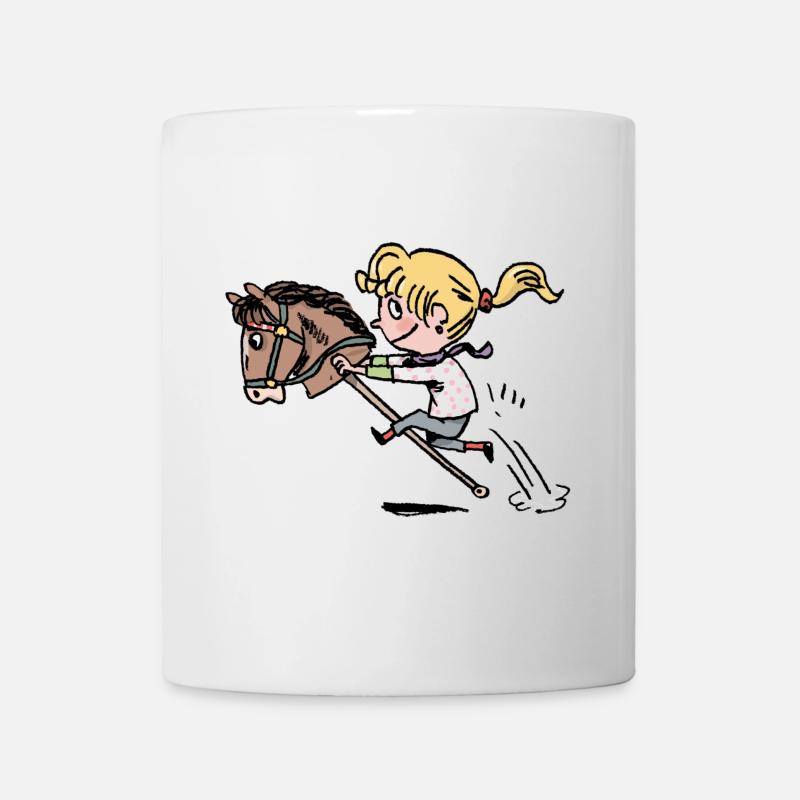 Fröhliches Mädchen reitet ein Steckenpferd - Tasse - Weiß