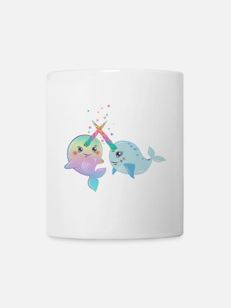 Verliebte Narwale mit Regenbogenhörnern - Tasse - Weiß
