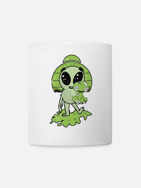Alien mit Voodoo Puppe - Tasse - Weiß