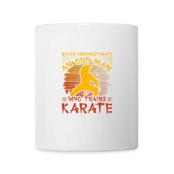Ne sous-estimez jamais un vieil homme qui s’entraîne au karaté - Mug blanc - blanc - Devant