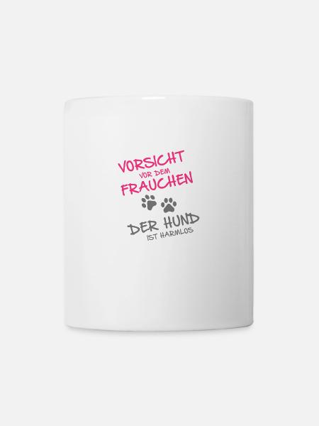 Vorsicht vor dem Frauchen der Hund ist harmlos - Tasse - Weiß