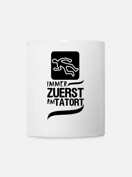 Zuerst am Tatort Polizei Kripo Geschenk Spruch - Tasse - Weiß