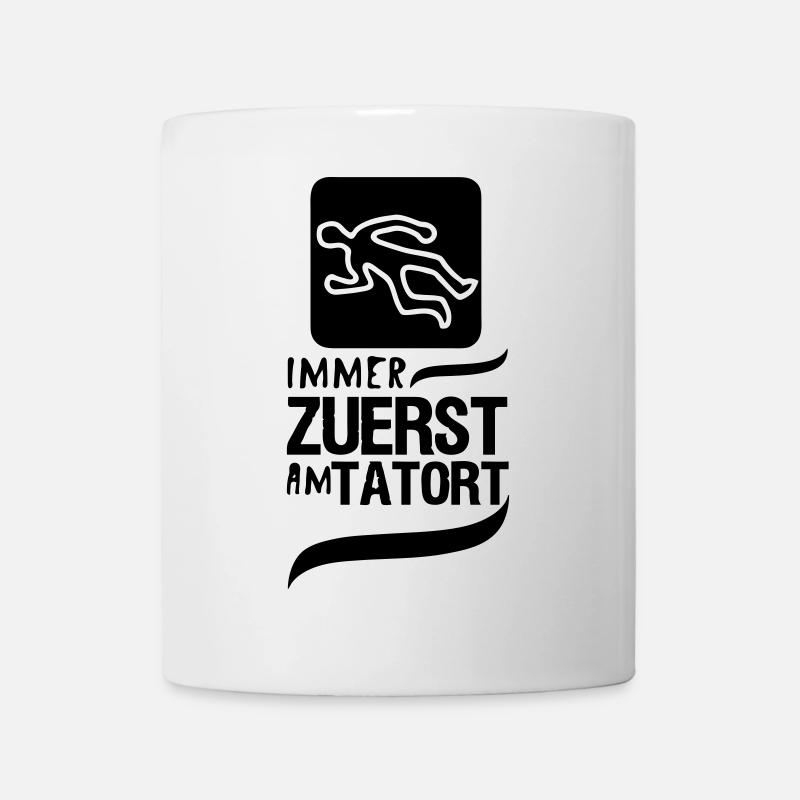 Zuerst am Tatort Polizei Kripo Geschenk Spruch - Tasse - Weiß