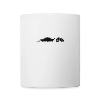 Ein Traktor, der einen kaputten Panzer zieht. - Tasse - Weiß - Vorne