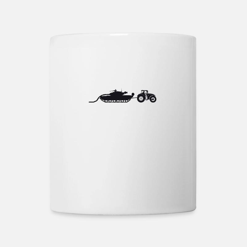 Un tracteur tirant un réservoir cassé. - Mug blanc - blanc