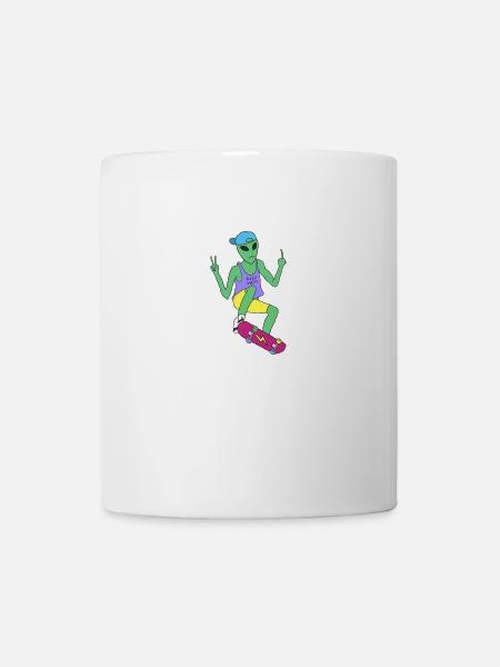 Skateboarding Alien - Tasse - Weiß