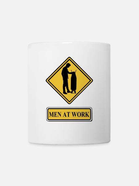 Men at work Geschenk Idee Männer Hausarbeit Bügeln - Tasse - Weiß