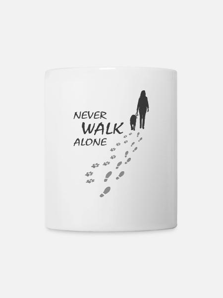 Hund - NEVER WALK ALONE, Hundeliebhaber, Gassi - Tasse - Weiß