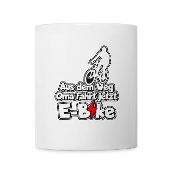 Aus dem Weg Oma fährt jetzt E-Bike - Tasse - Weiß - Vorne