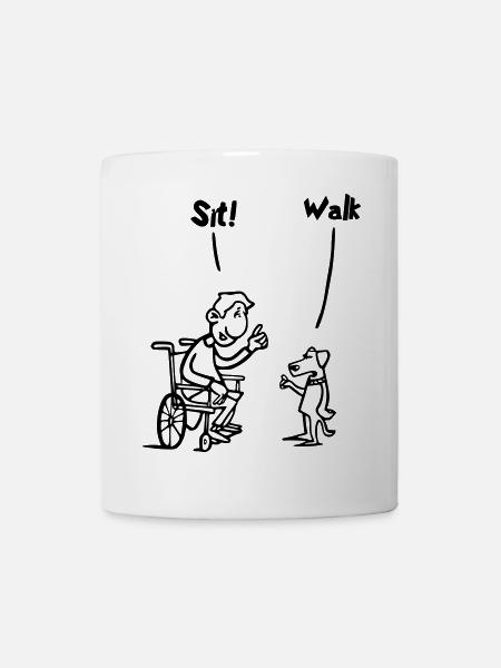 Setzen Sie sich hin und gehen Sie. Rollstuhl- und Hundehumor # - Tasse - Weiß