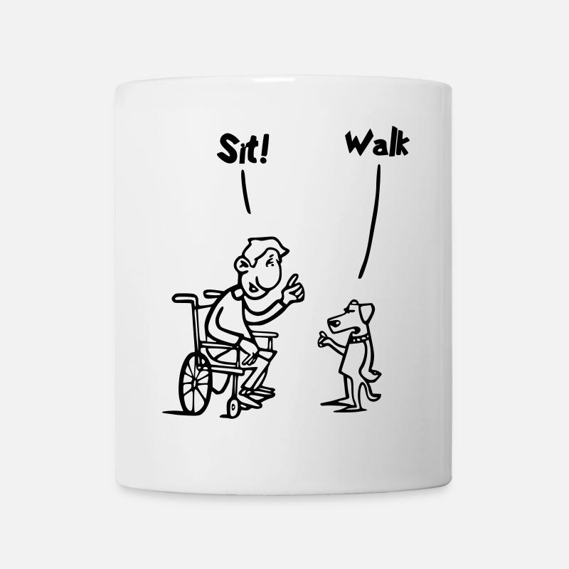 Asseyez-vous et marchez. Humour en fauteuil roulant et chien # - Mug blanc - blanc
