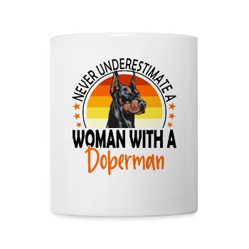 Never Underestimate A Woman With A Doberman - Tasse - Weiß - Vorne