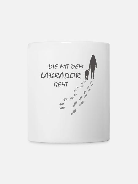 Die mit dem Labrador geht, Hundepfoten Labbi Gassi - Tasse - Weiß