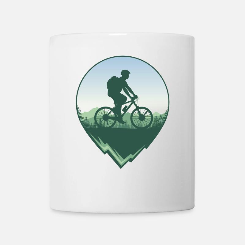 Mountainbiker vor Wald und Bergen - Tasse - Weiß