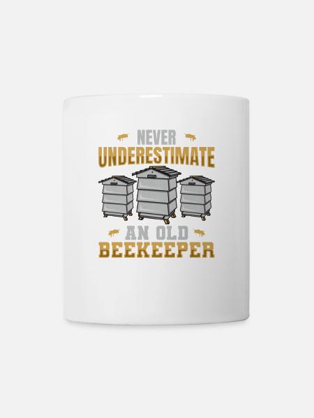 Never Underestimate An Old Beekeeper - Tasse - Weiß