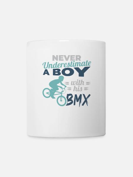 Ne sous-estimez jamais un garçon avec le BMX - Mug blanc - blanc