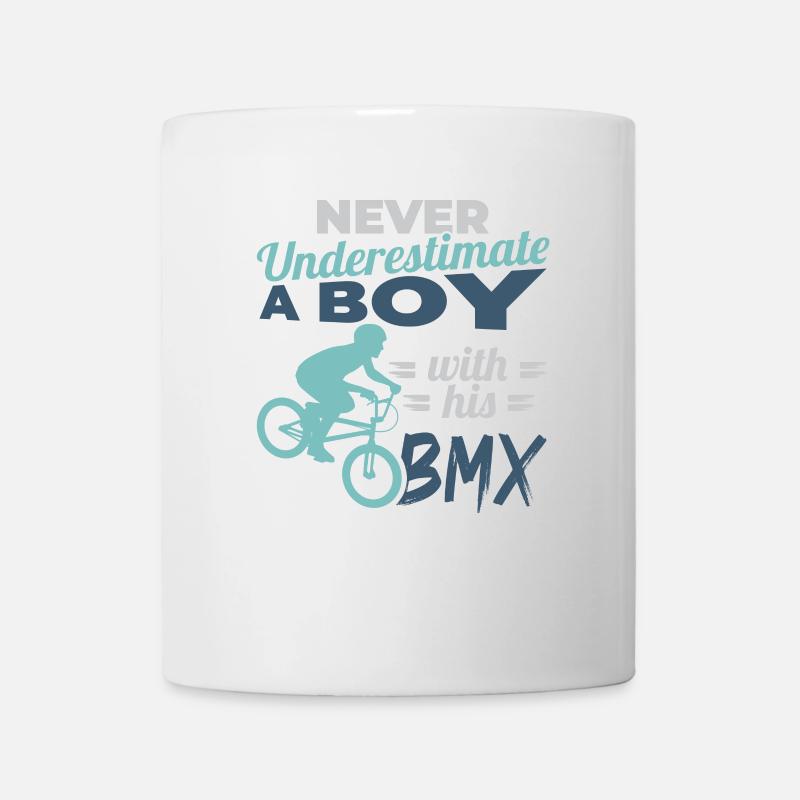 Ne sous-estimez jamais un garçon avec le BMX - Mug blanc - blanc