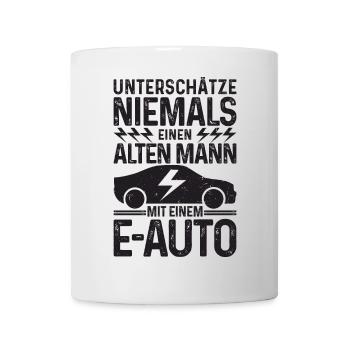 Unterschätze niemals einen Alten Mann mit E-Auto - Tasse - Weiß - Vorne