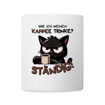 Kaffee. Ständig. Schwarze Katze mit Koffeinblick - Tasse - Weiß - Vorne