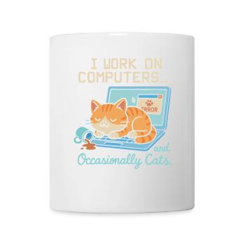 Ich arbeite an Computern und gelegentlich an - Tasse - Weiß - Vorne