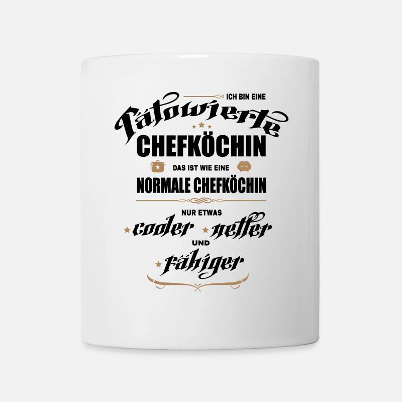 Chefköchin mit Tattoos. Tätowierte Köchin. - Tasse - Weiß