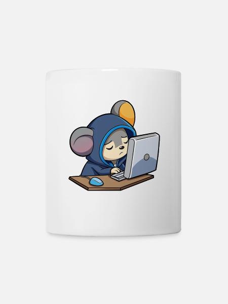 Une souris pirate mignonne dort dans un sweat à capuche devant le PC - Mug blanc - blanc