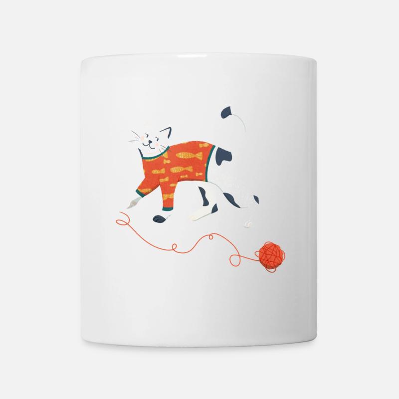 Katze im Pullover spielt mit einem Wollknäuel - Tasse - Weiß