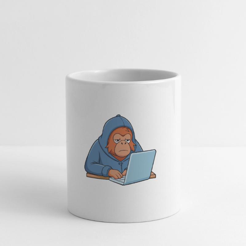 Mignon orang-outan hacker dans un sweat à capuche devant le PC Mug blanc