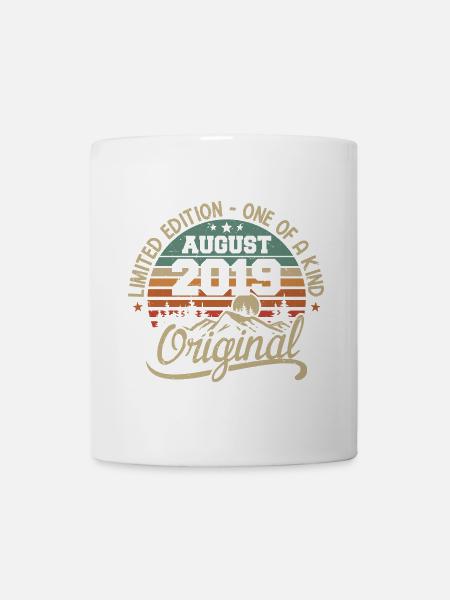Août 2019 Cadeau D'anniversaire - Né en Août 2019 - Mug blanc - blanc