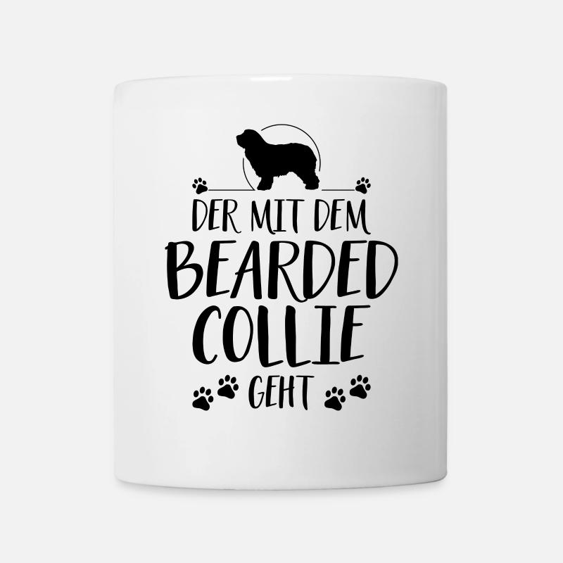 DER MIT DEM BEARDED COLLIE GEHT Spruch Wilsigns - Tasse - Weiß