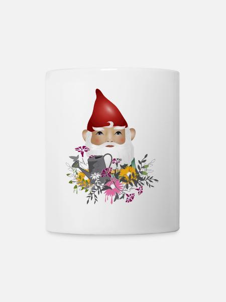 Gartenzwerg mit Gießkanne im Blumen Garten - Tasse - Weiß
