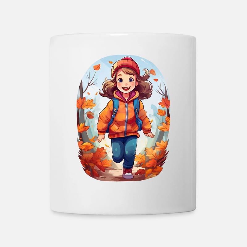 Ein fröhliches Kind, das im Herbst Wald spielt - Tasse - Weiß