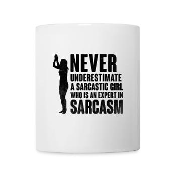 Unterschätze niemals einen sarkastischen Mädchen-Sarkasmus - Tasse - Weiß - Vorne