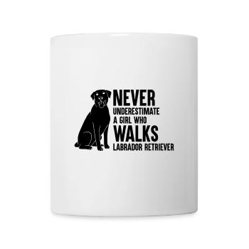 Ne sous-estimez jamais une fille qui promène Labrador Retr - Mug blanc - blanc - Devant