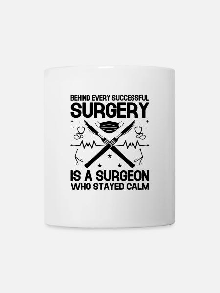 Derrière chaque chirurgie réussie se cache un chirurgien qui - Mug blanc - blanc
