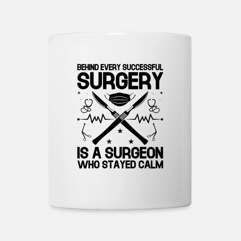 Derrière chaque chirurgie réussie se cache un chirurgien qui - Mug blanc - blanc