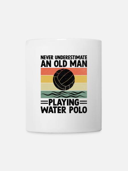Unterschätzen Sie niemals einen alten Mann, der Wasserball spielt - Tasse - Weiß