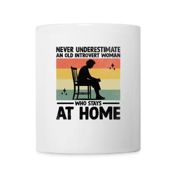 Ne sous-estimez jamais une vieille femme introvertie qui - Mug blanc - blanc - Devant