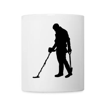 A treasure hunter with his metal detector - Mug - white - Front