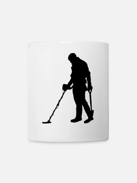Ein Schatzsucher mit seinem Metalldetektor - Tasse - Weiß