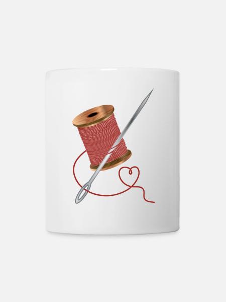 Aiguille et fil à coudre avec beaucoup d’amour - Mug blanc - blanc
