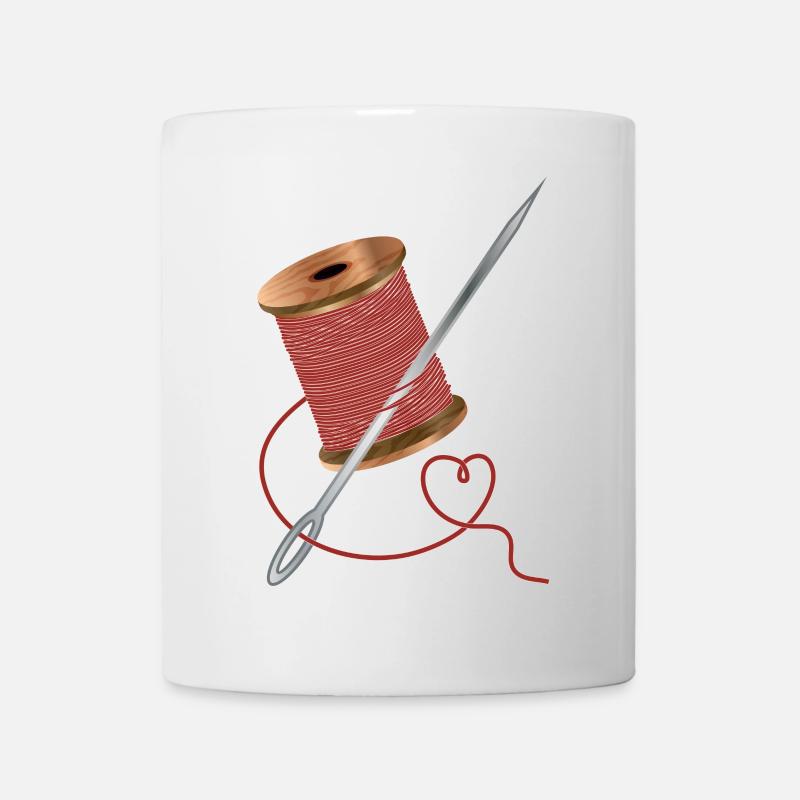 Aiguille et fil à coudre avec beaucoup d’amour - Mug blanc - blanc