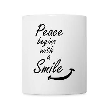 Frieden beginnt mit einem Lächeln Zitat Frieden Lächeln - Tasse - Weiß - Vorne