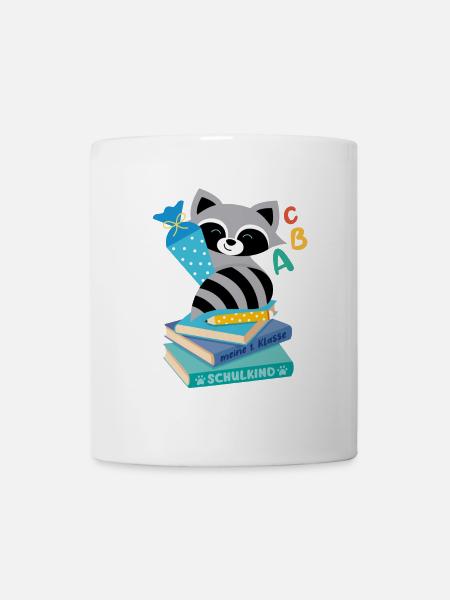 Waschbär mit Schultüte auf Bücherstapel - Tasse - Weiß
