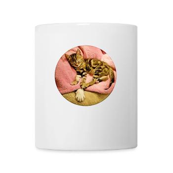 Junges Kätzchen schlief bei seinem älteren Katzenfreund ein - Tasse - Weiß - Vorne