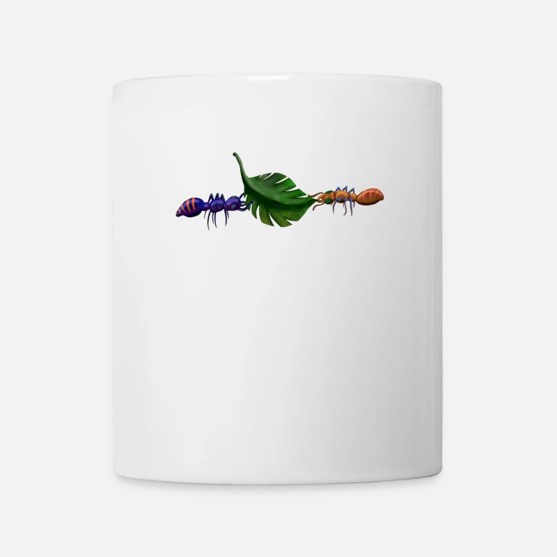 2 ants carry leaf in teamwork - Mug - white